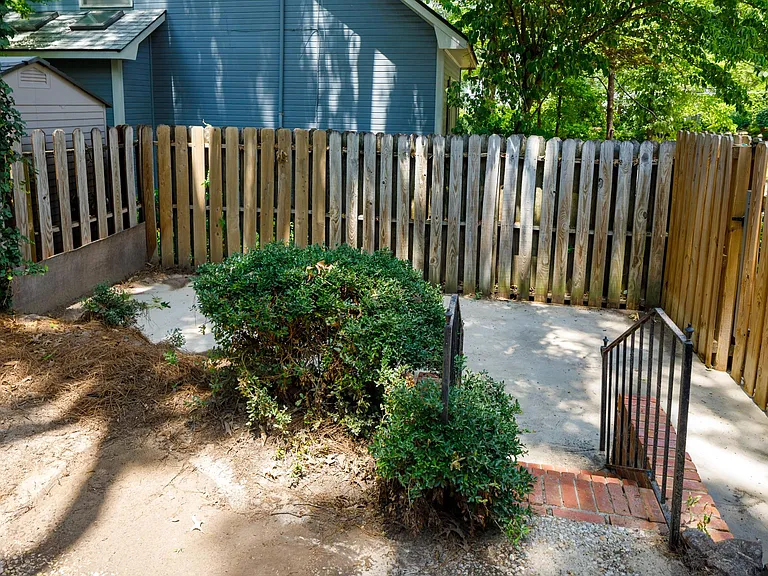 1516 Brookside Ave — Photo 26