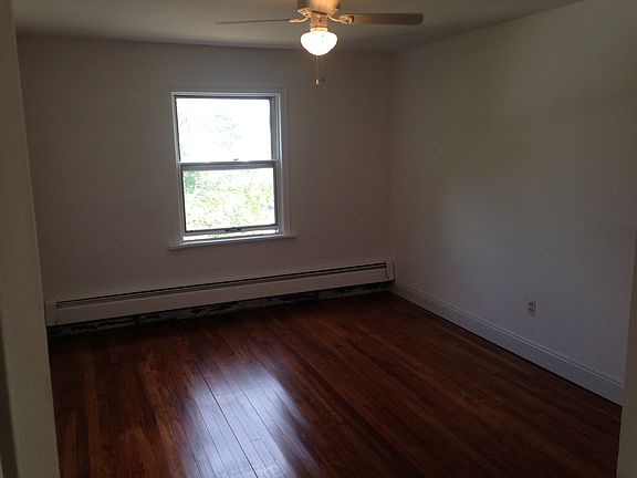 Front bedroom with ceiling fan