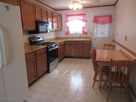 3rd image of 124 Paradise Blvd