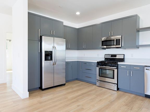 Kitchen - Refrigerator + Stove