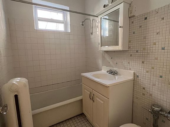 2nd image of 2127 N Dayton St #204