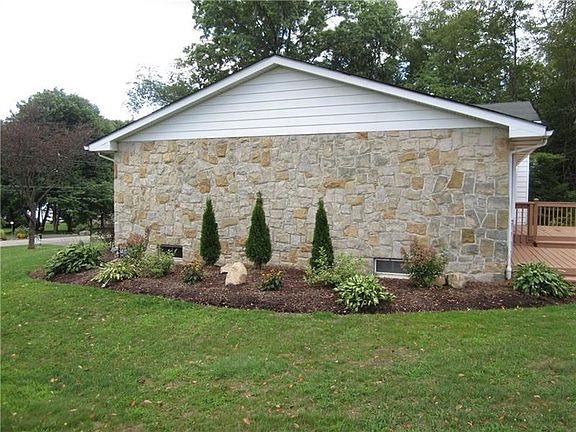 BEAUTIFUL STONE SIDING MAKES THIS AN APPEALING LAKE HOME!