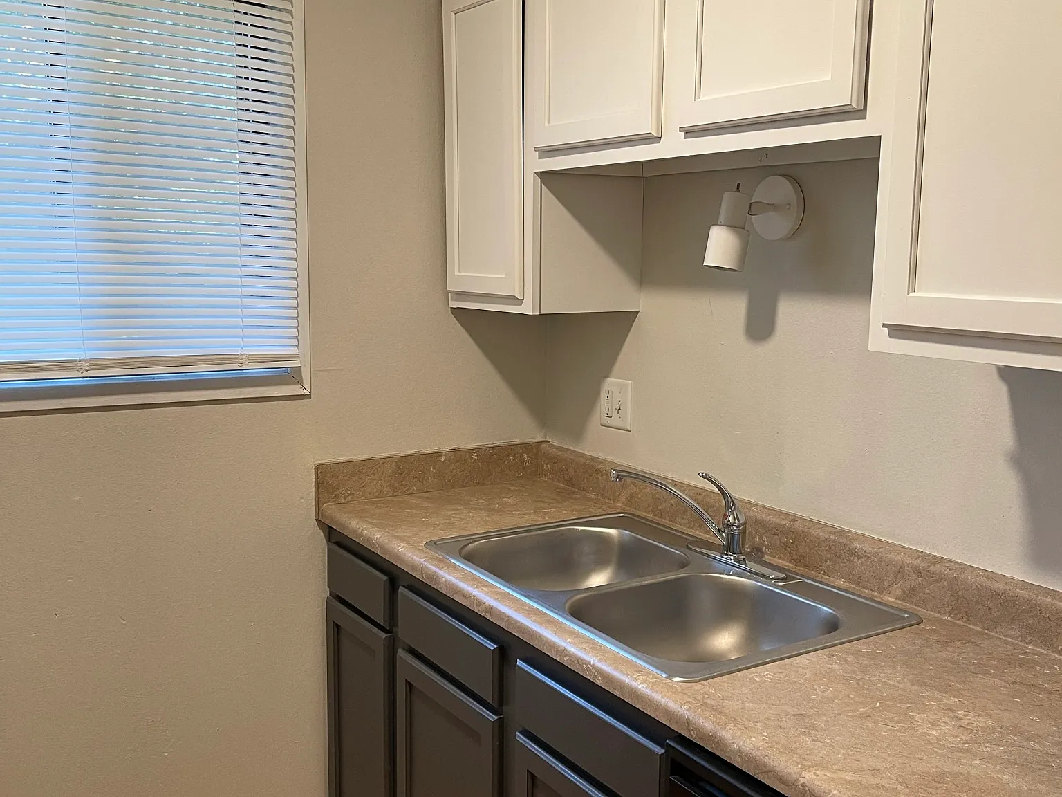 3 bed, 1.5 bath, $1,542 — Photo 3