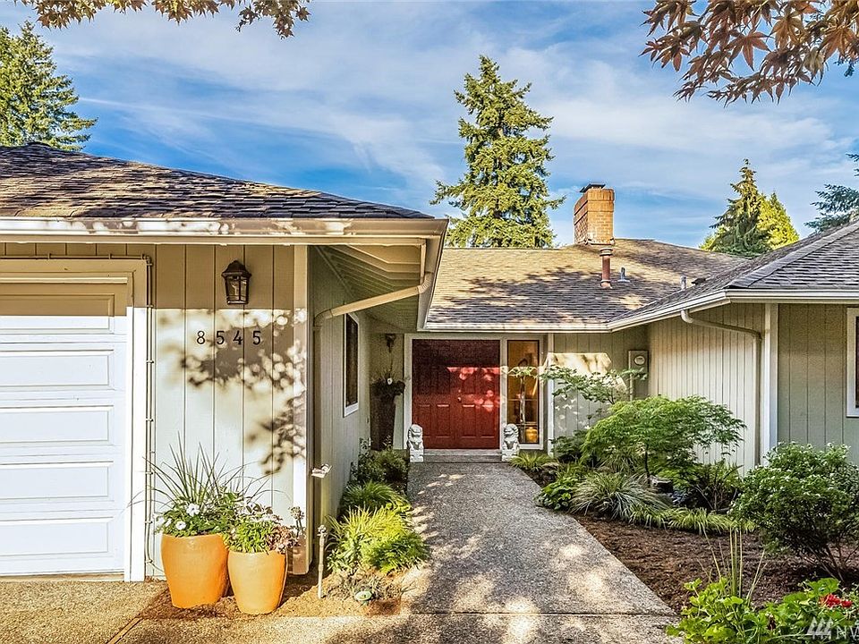 This gorgeous ranch-style home is on a quiet cul-de-sac on the south end of Mercer Island. The beautifully landscaped entry welcomes you home. 