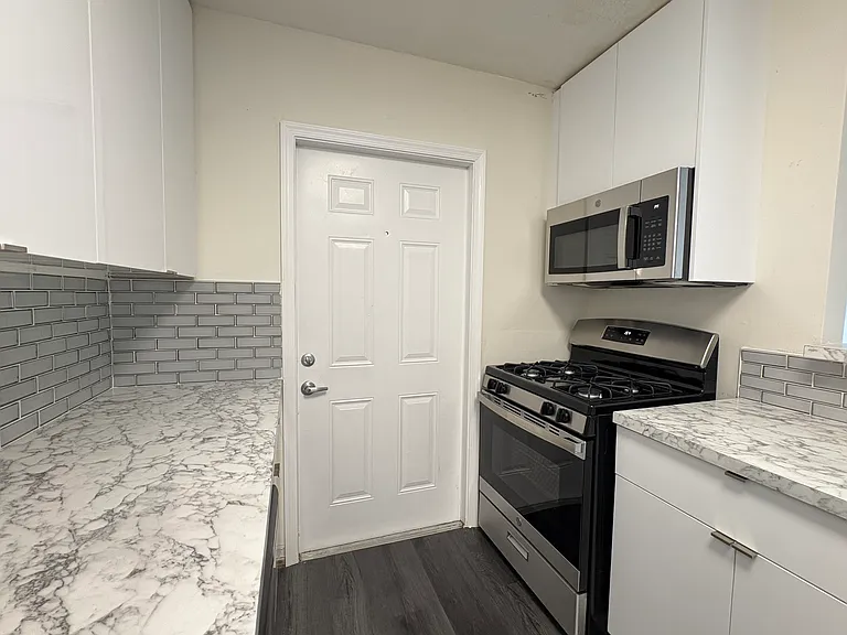 601 SW 2nd Ave #7 — Photo 8