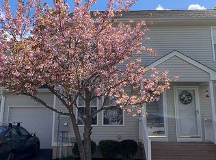 8 Arrowhead Dr, Unionville, CT 06085