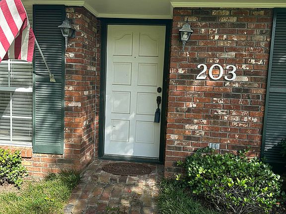 2nd image of 203 N Temple Rd