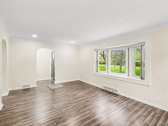 3rd image of 1093 W Maple Ave