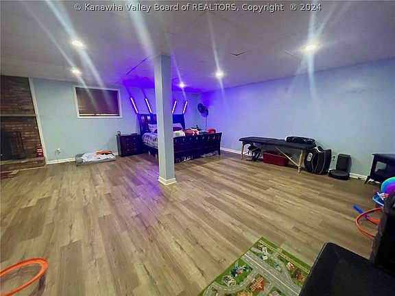 3rd image of 121 Woodfield Ln