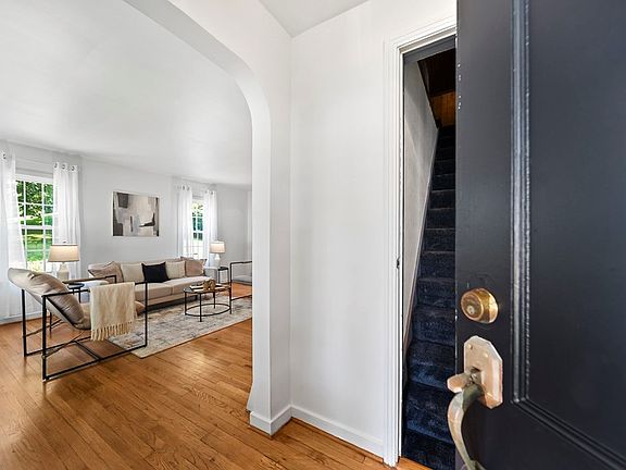 4th image of 465 Delano Ave