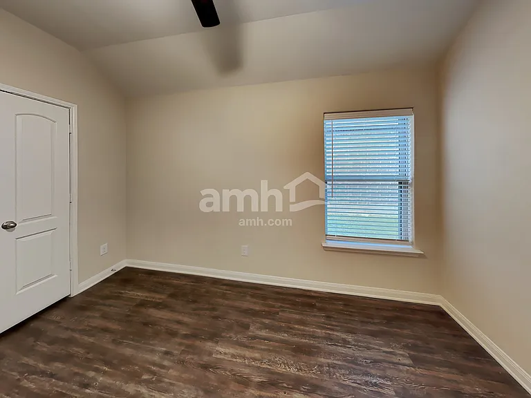 724 Lansman Trl — Photo 11