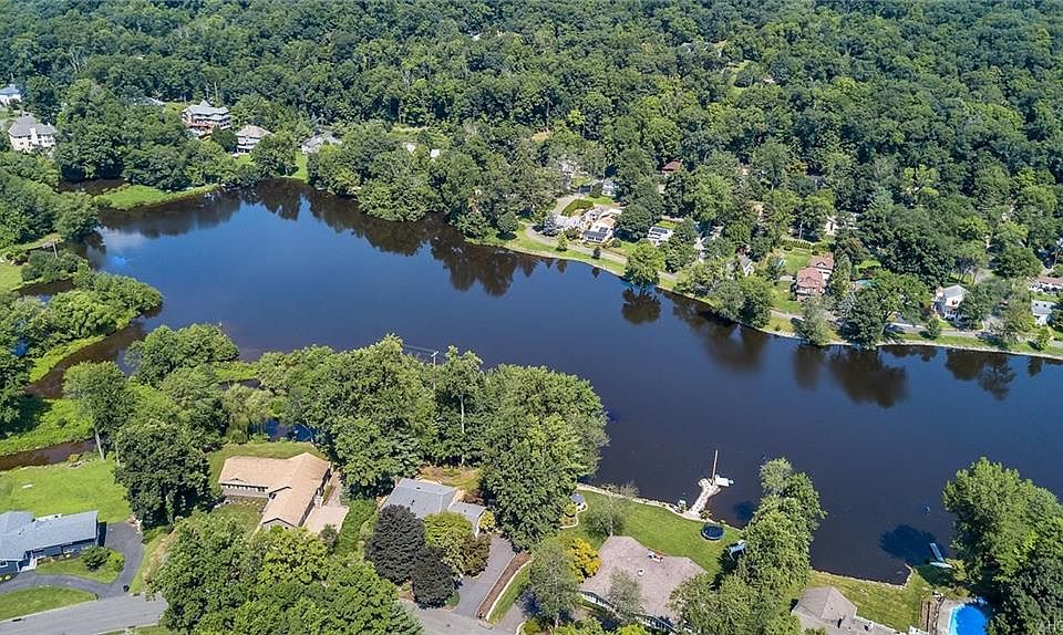 1st image of 22 Woodhaven Dr