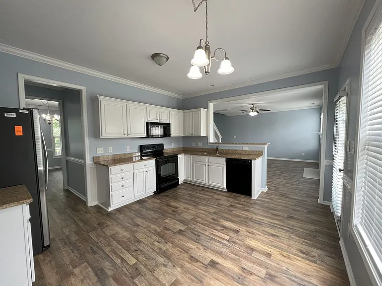 783 Hay River St — Photo 11