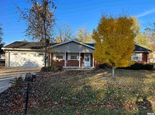 206 Clover St, Altamont, IL 62411