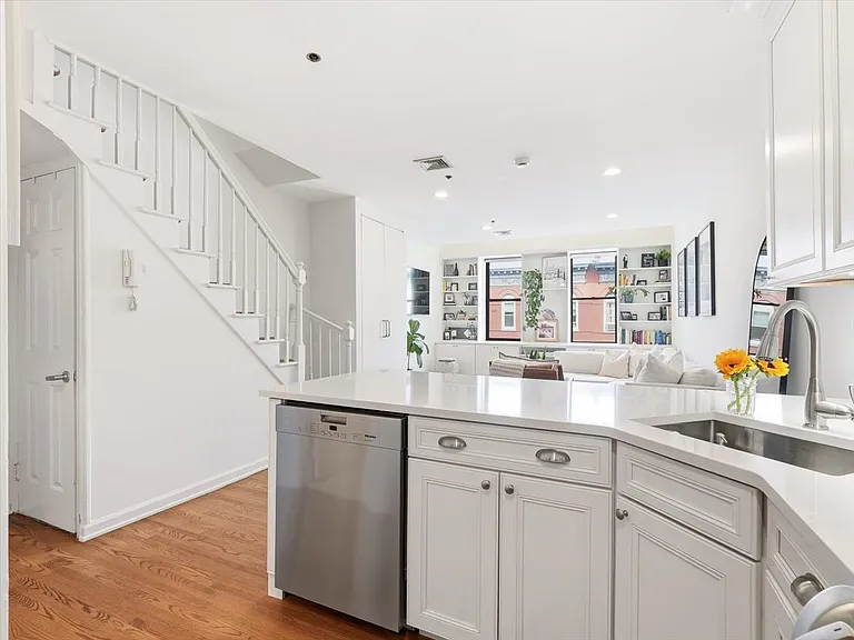 814 Willow Ave #5LF — Photo 12