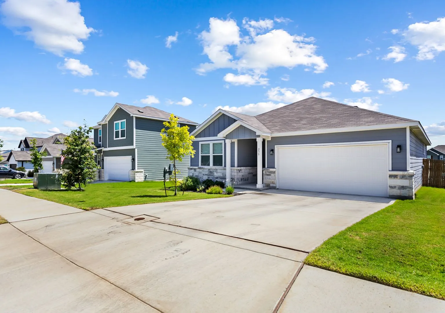 Beautiful 3 Bedroom Home in Bella Rosa Open Floor Plan & Covered Patio — Photo 2