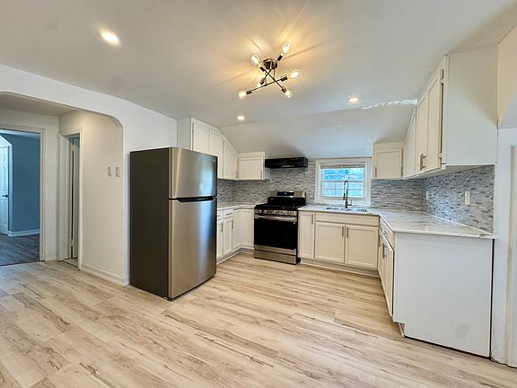 OPEN KITCHEN AND DINE AREA