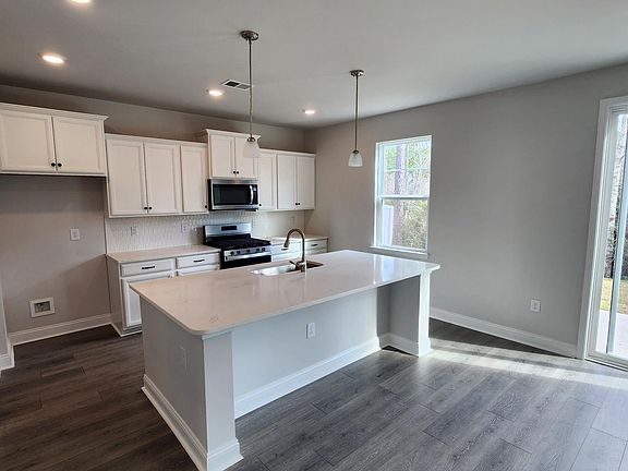4th image of 4044 Dewberry Ln