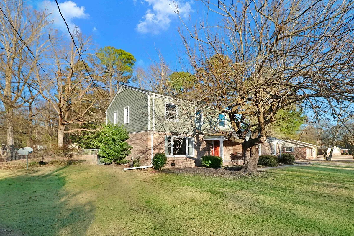 4 bed, 2.5 bath, 2079 sqft, $2,200 — Photo 2