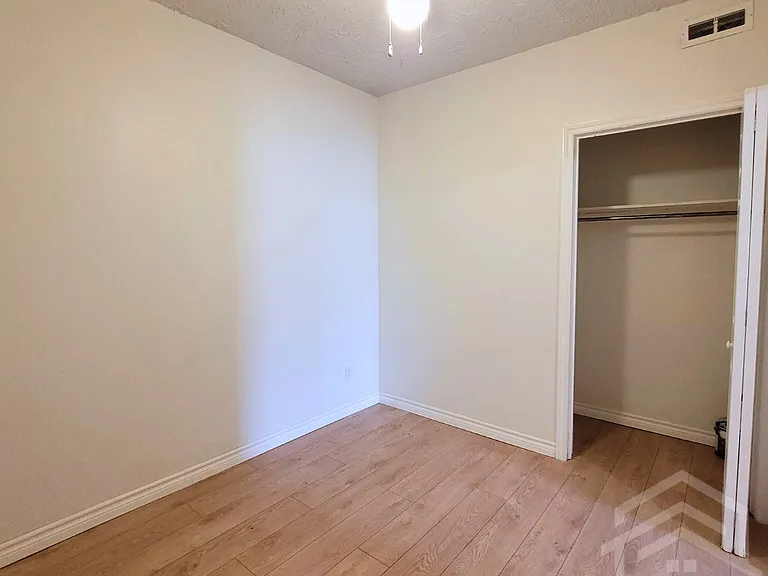555 Dundas St #4 — Photo 5