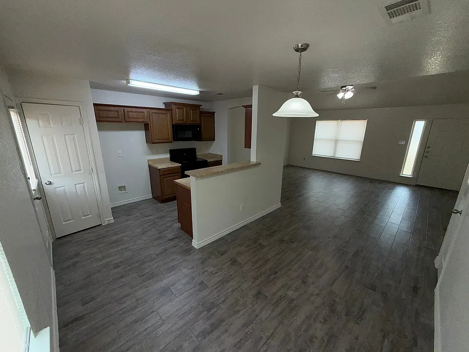 2717 Saulsbury Dr