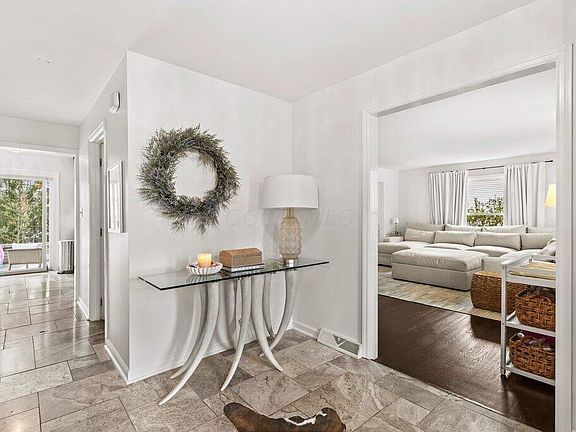 3rd image of 855 Clubview Blvd S