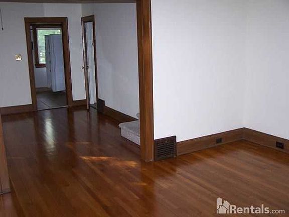 5th image of 2440 Woodmere Dr