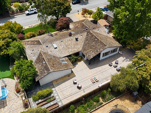 2nd image of 1087 Yorkshire Dr