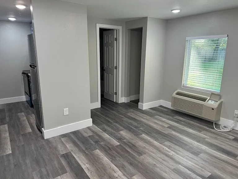 207 4th St SE — Photo 3