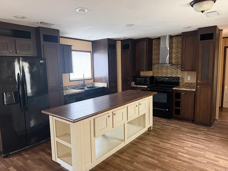 106 Kenwood Ave — Photo 14