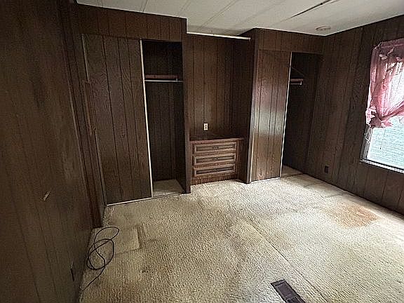 3rd image of 33 Hampton Ln
