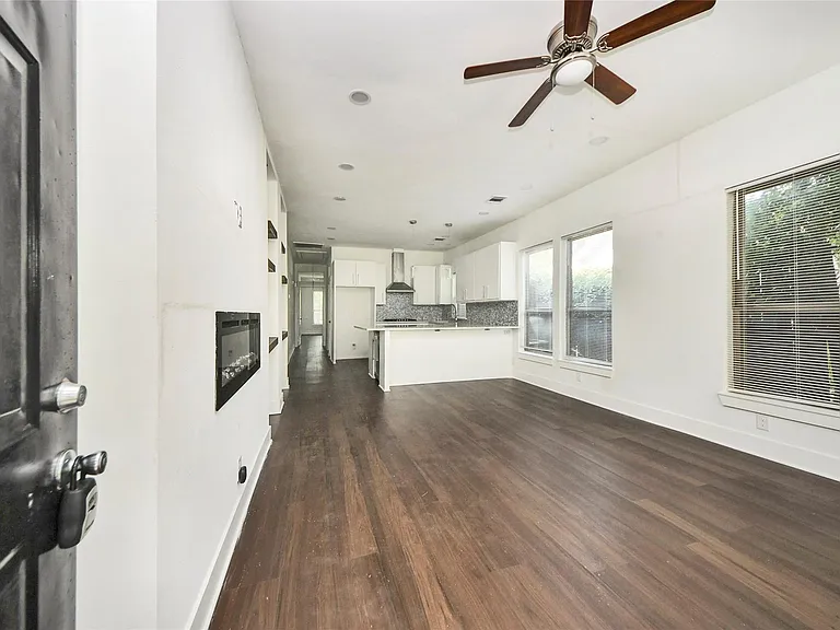 4720 McKinney St — Photo 2
