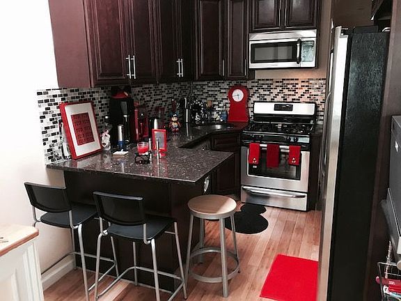 2nd image of 546 Hinsdale St #2