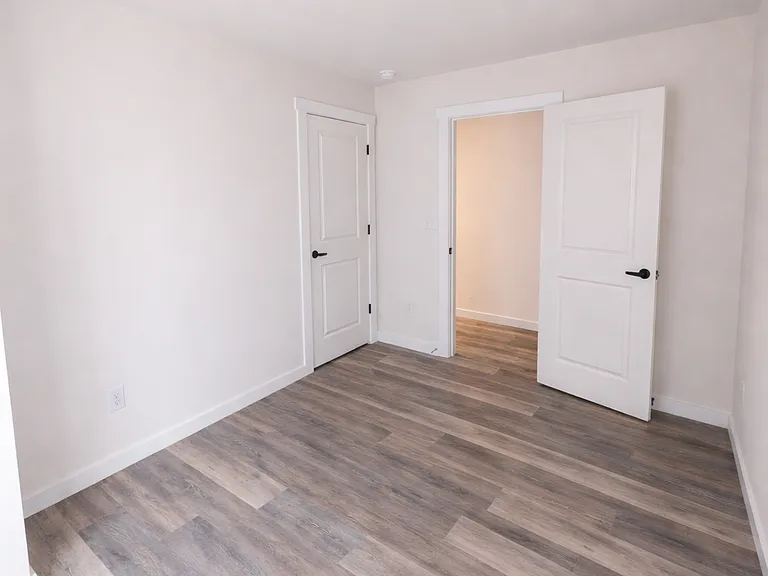 887 W 25th St — Photo 13