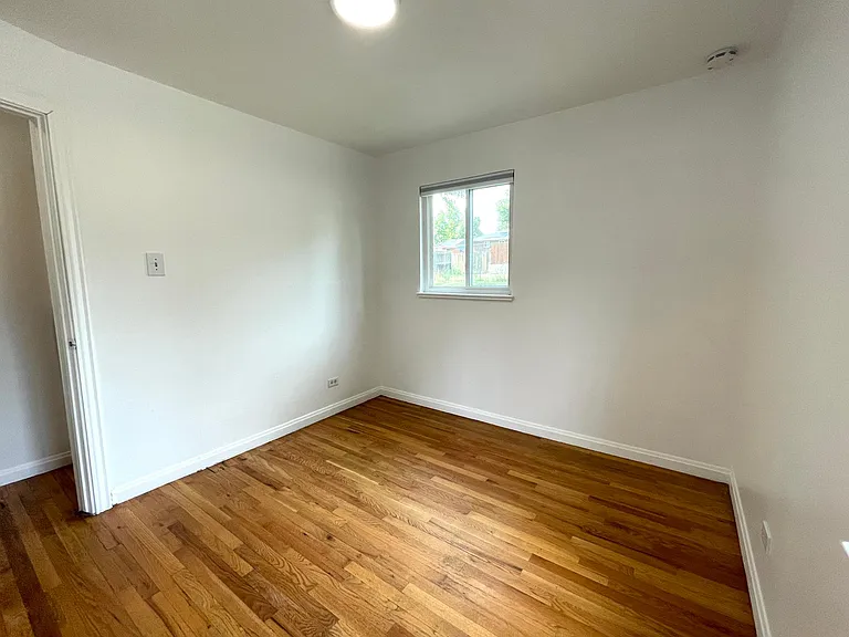 4895 Beach Ct — Photo 23