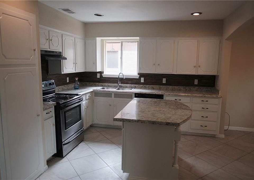 1st image of 1018 Joslin St