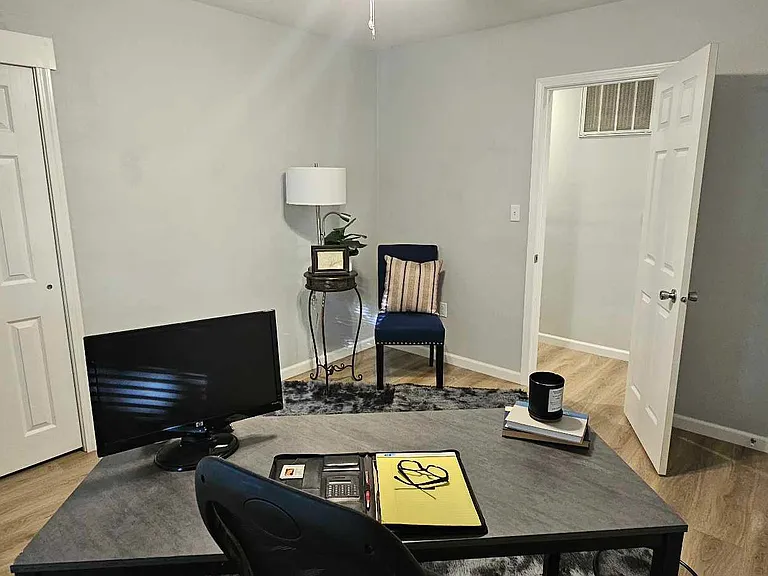10 Carolyn St — Photo 16
