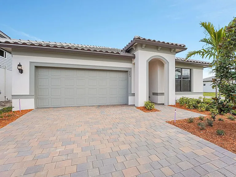 845 SE Courances Dr — Photo 3