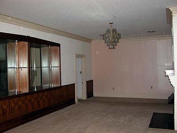 3rd image of 301 E Ave E