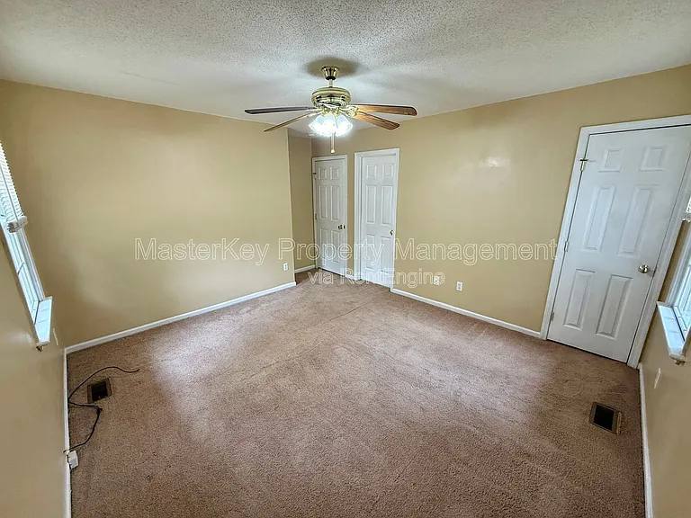 204 W Barbee St — Photo 9