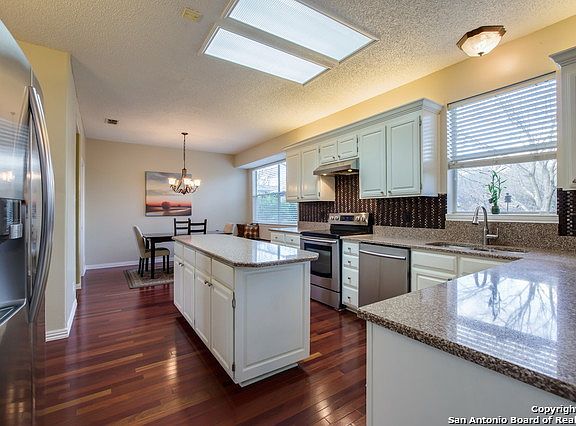 3rd image of 8922 Queen Hts