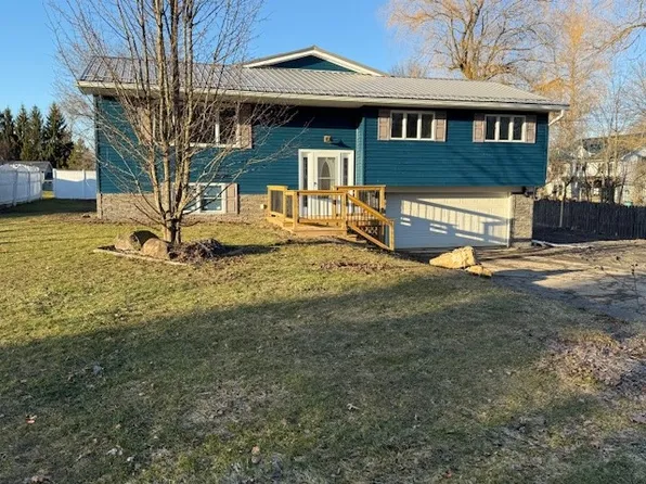 12392 Hickory Dr, Conneaut Lake, PA 16316