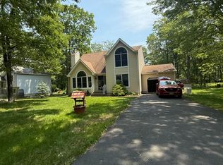 1401 Bear Dr, Bushkill, PA 18324