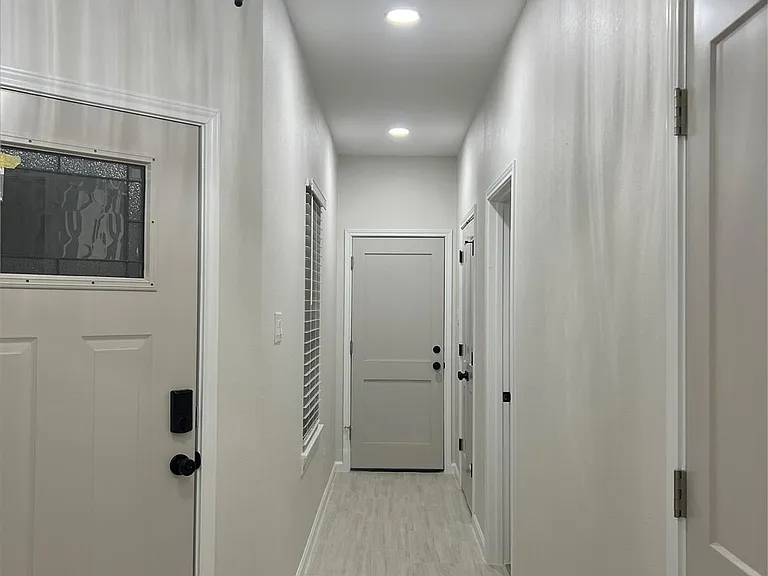 817 Center St — Photo 2