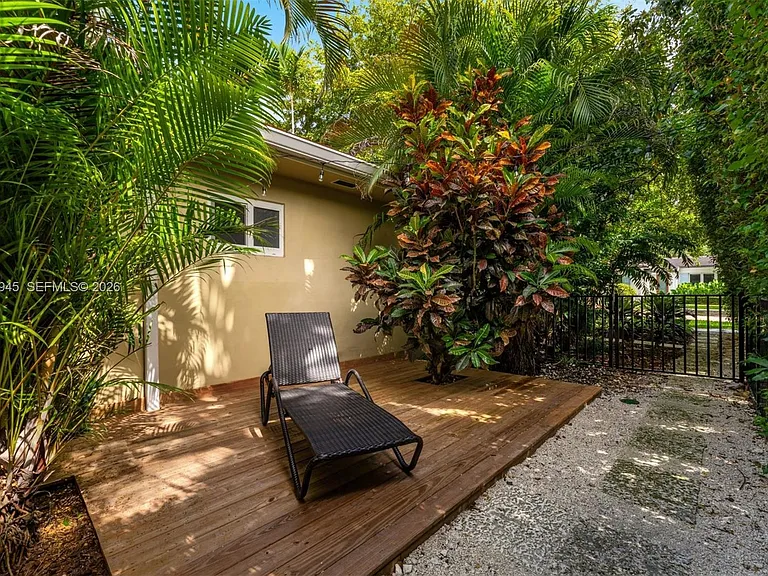 611 Santurce Ave — Photo 40