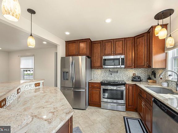 5th image of 806 Brookmeade Ct