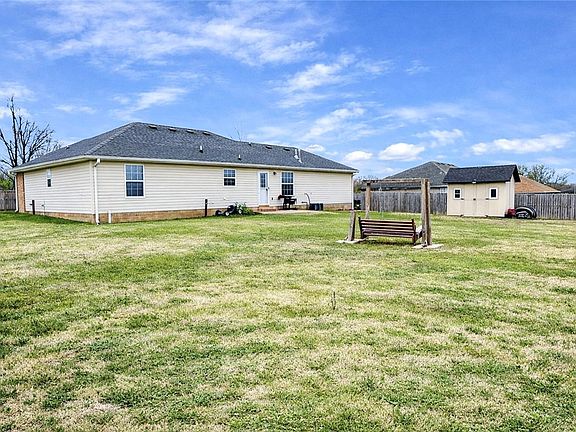 2nd image of 940 Eagle Crest Dr