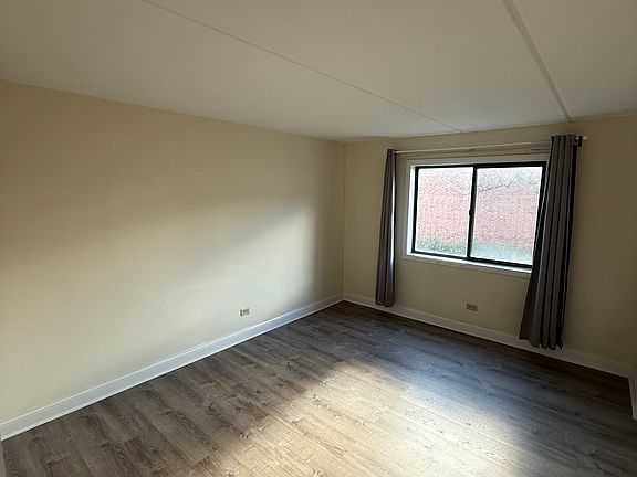 2nd image of 5402 Chateau Dr #3