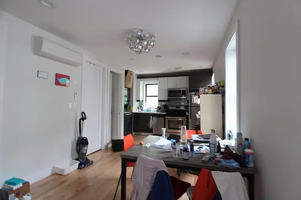 Rented by EXR | media 10