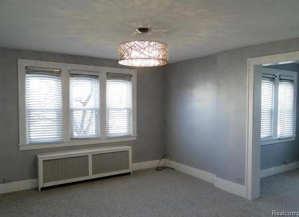 315 W 6th St — Photo 2